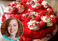 Юлия Савичева поделилась рецептом фантастически вкусного малинового торта для дочки