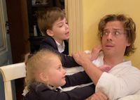 «Спиногрызы атакуют!»: Максим Галкин показал, как начинается утро в его семье