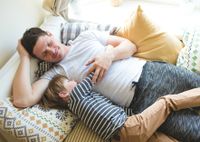 В стиле ниндзя или Брюса Всемогущего: эксперты открыли 4 стратегии, как папе уложить ребенка спать