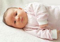 Почему появляется потница у новорожденных и как ее лечить