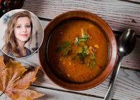 «Папина дочка» на кухне: Лиза Арзамасова поделилась семейным рецептом постного супа харчо