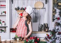 Что съесть беременной в Новый год? Диетолог пояснил, какие блюда включить праздничное меню