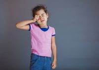 Что делать, если ребенок часто моргает глазами?