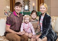 Дети одуванчики: Алексей Ягудин поделился забавным кадром с обеими дочками