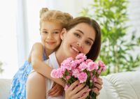 Учим вместе с ребенком: 15 трогательных стихов на День мамы