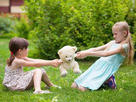 Чтобы дети не ссорились: 2 правила по поводу общих игрушек