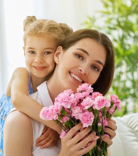 Учим вместе с ребенком: 15 трогательных стихов на День мамы