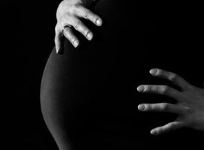 black_and_white_hands_mother_pregnancy_pregnant_woman-1058557.jpg!d
