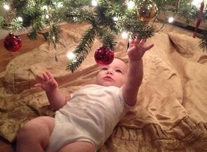 20 Ideias para fotografar as crianças com a árvore de Natal _ Macetes de Mãe_1610391122775