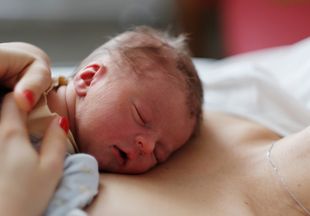 Ученые: контакт «кожа к коже» с родителями помогает новорожденным легче переносить боль
