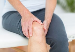Причины и лечение болей в колене при сгибании