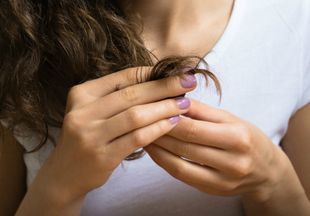 Парикмахер назвал 7 причин появления секущихся кончиков волос