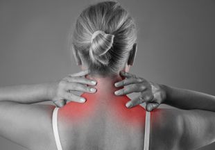 Как проявляются симптомы шейного остеохондроза у женщин