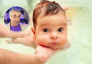 Передайте это бабушке, которая против: доктор Комаровский разъяснил пользу купания ребенка в большой ванне