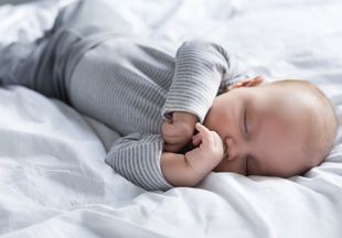 Почему возникает кривошея у новорожденного
