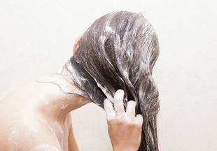 Парикмахер пояснил, зачем и как чередовать шампунь для ухода за волосами осенью