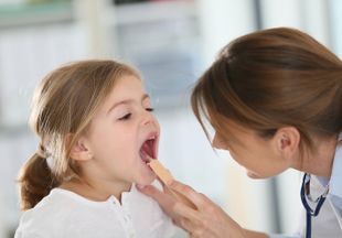 Почему у ребенка появляется белый налет на языке и как это лечить