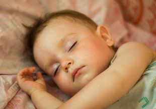 Не спешите к неврологу: 8 естественных причин беспокойного сна у ребенка