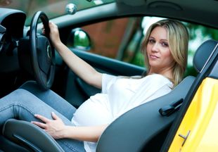 В целях безопасности: для беременных проведут тренинги по вождению машины с новорожденным