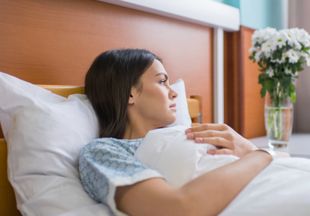 Бьет озноб: акушер-гинеколог пояснил особенность состояния женщины после родов
