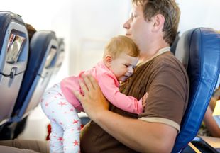 Вас злит детский крик в самолете?