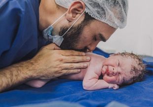 Эмоции не передать словами: 20 фото пап на родах, которые впервые увидели своих новорожденных детей