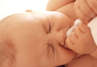 Что делать, если новорожденный часто чихает
