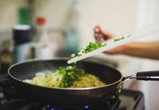 Опасно для здоровья: какой сковороде не место на вашей кухне