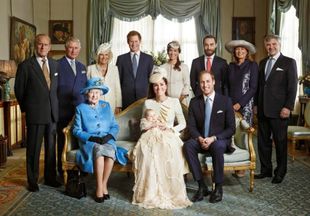 Невероятно просто: стилист Елизаветы II раскрыла секрет удивительного оттенка крестильного платья принца Джорджа
