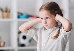 Причины и лечение шишки за ухом у ребенка