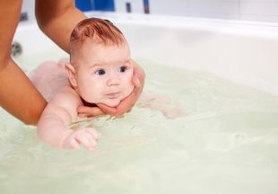 Какая должна быть температура воды для купания новорожденного ребенка