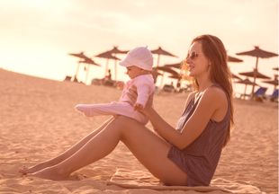 Кормящая мама на пляже: как не застудить грудь и не навредить малышу