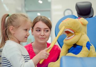 Советует стоматолог: как правильно выбрать детскую зубную пасту