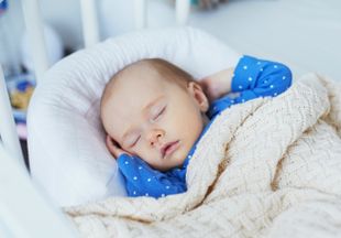 Эксперт пояснил нормы сна ребенка с рождения и до трех лет