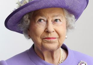Одеть королеву: Елизавета II наняла 8 человек, чтобы они вели учет ее платьев, пальто и шляпок
