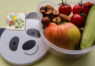 Школьный перекус: делимся лайфхаком, чтобы нарезанные фрукты и овощи не темнели и не заветривались