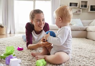 Визуальный контакт со взрослыми помогает малышам быстрее развиваться