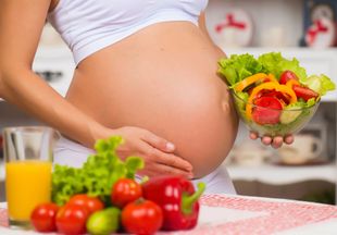 Ученые объяснили, чем отказ от животной пищи при беременности вредит будущему малышу
