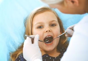 Ответ стоматолога поразил. Как неправильное глотание вредит детским зубам?
