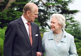Только ты и я: королева Елизавета II опубликовала новый портрет с супругом в честь его 99-летия