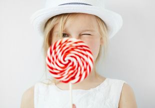 Что делать родителям, если ребенка-сластену угостили конфетами?