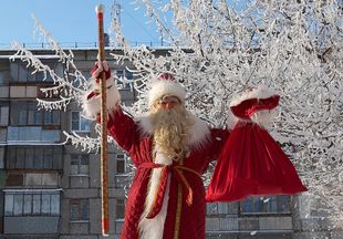 Почему в СССР запретили белые перчатки Деда Мороза: 10 интересных фактов о зимнем герое