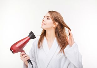 Трихолог рассказал, как правильно сушить волосы, чтобы сохранить их здоровыми