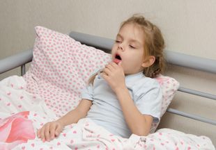 Что вызывает влажный кашель у ребёнка?