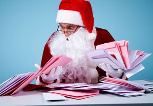 Пижама-единорог и… счастье: главный почтальон Деда Мороза назвал самые желаемые новогодние подарки 2021