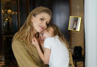 Маленькая модница: Елена Перминова поделилась веселым видео с дочкой, которая хочет быть, как мама