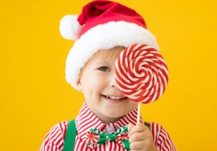 Диетолог-эндокринолог подсказал, как убедить ребенка не съедать конфеты из новогоднего подарка