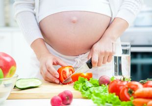 Гинеколог пояснил, сколько на самом деле нужно есть во время беременности
