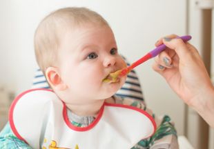 Японские ученые выяснили, как должны вести себя родители при прикорме, чтобы ребенок начал быстро есть сам
