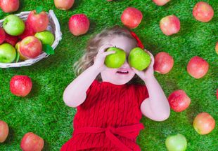 Диетолог рассказал, в каком виде фрукты опасны для здоровья детей